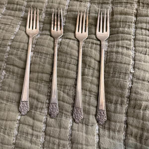 VINTAGE ROGERS INTERNATIONAL Deluxe Silver Plate 4 Forks. Pattern: Precious 40s